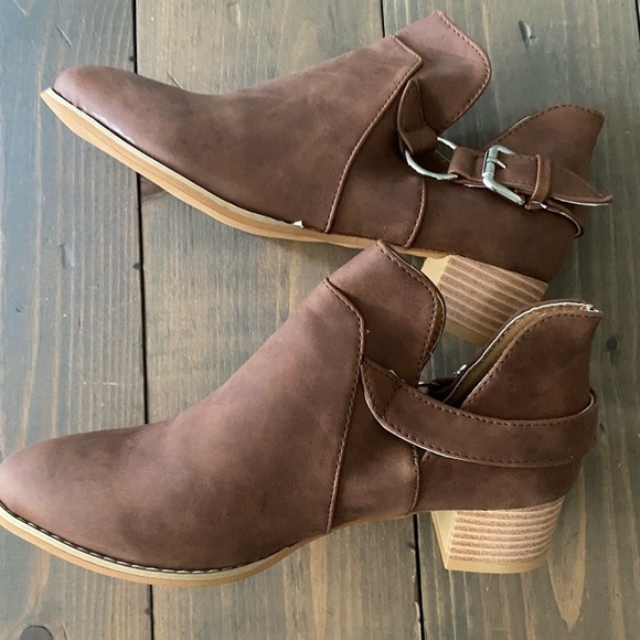 Shoes - Brown suede boots
